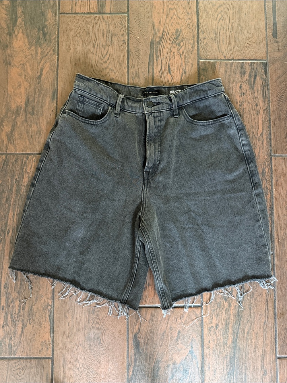 Good American Black Denim Barrel Jeans Shorts - Size 6/28